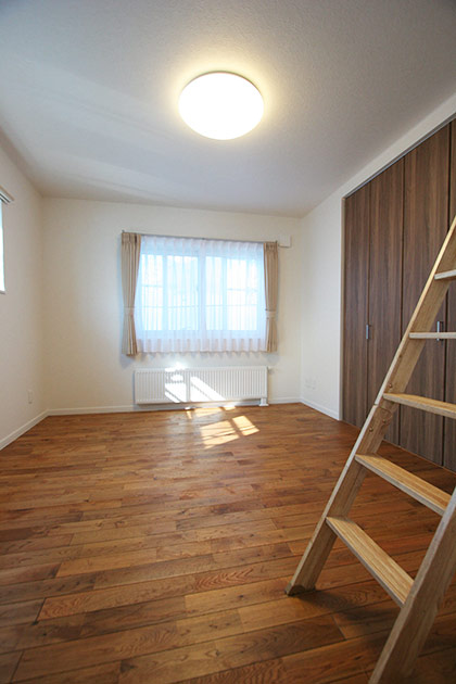 2階の主寝室にはロフトスペースへの階段が。ふだん使わないものを収納したりするのに良さそう