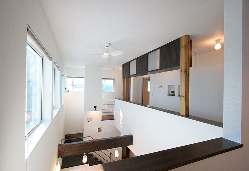 階段を上がってフリースペースにたどり着くまでのホール部分(写真右手)にあるのがスタディーコーナー。幅広机には2人分以上の勉強スペースが確保できる