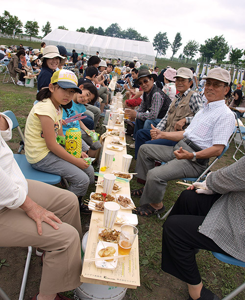 MさんとYさんのご家族。カメラを向けたとたん「恥ずかし~」と逃げる奥様たち