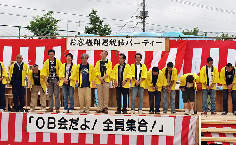 キクザワ社員がずらりとならんで、ごあいさつ