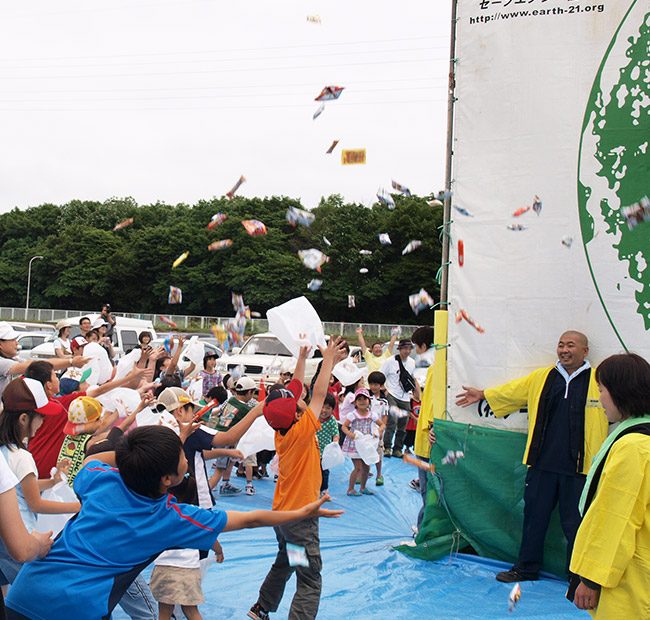 大人気のお菓子まき・餅まき大会。「こっちにも投げて~」