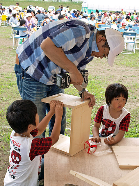 工作コーナーでは、お父さんのほうが真剣です