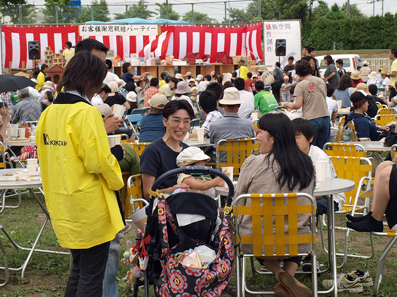 キクザワ社員が、お客様のテーブルを丁寧に回ってあいさつします