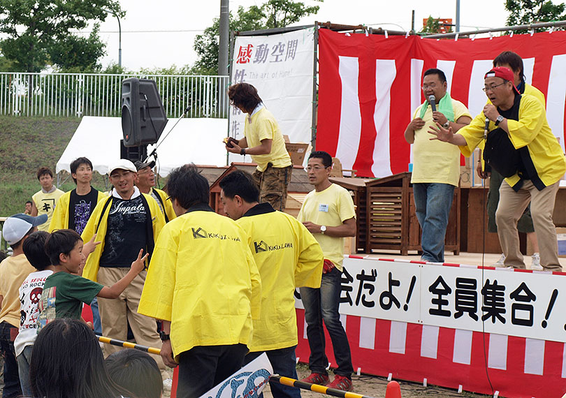 このじゃんけん大会で勝った男の子たちは、花火セットをもらって大喜びでした