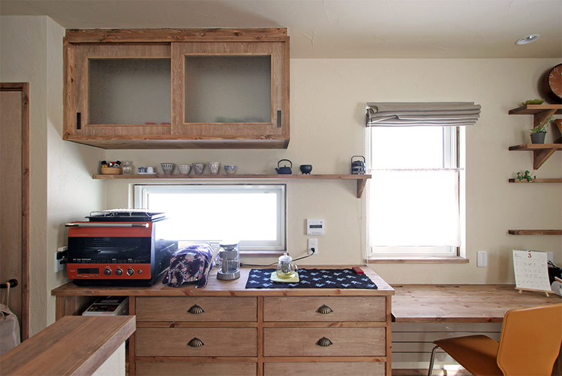 キクザワ キッチン横にある家事スペースは古びた雰囲気だがすべて造作。奥さまお気に入りの湯呑みが並ぶ