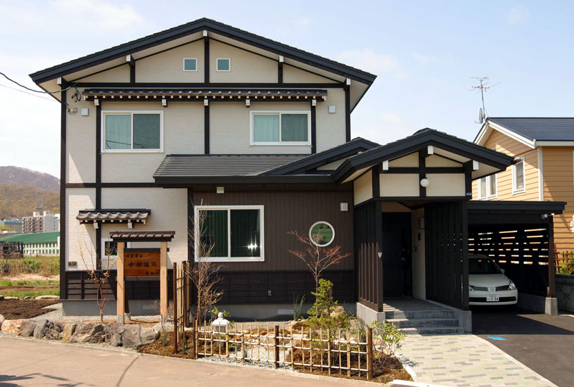 落ち着いた印象の外観。石灯籠のある前庭も和風の雰囲気を際立たせている