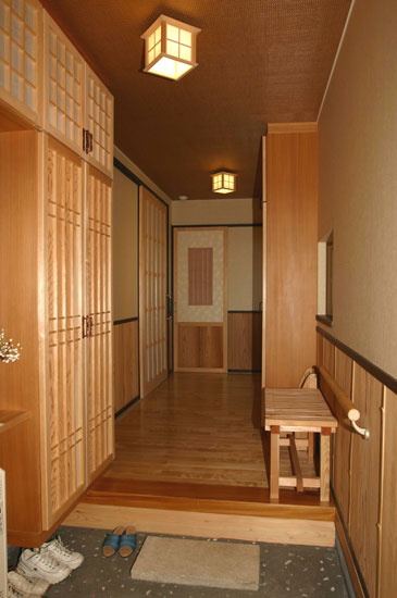 木目を生かした手作りの建具が入った玄関