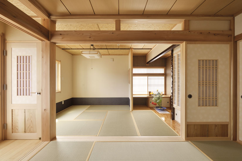 続き間の和室と書院・床の間、仏間。窓は大きな1枚のサッシだが、内側に欄間と障子紙を入れて本格的な書院に