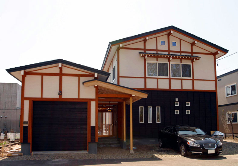 1階のこげ茶色の部分が下見板。柱の明るい茶色は柿渋を塗ったもので、華やかな印象