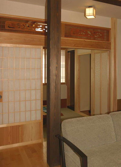 中心の大黒柱、そして奥の和室には細やかな彫刻が施された欄間