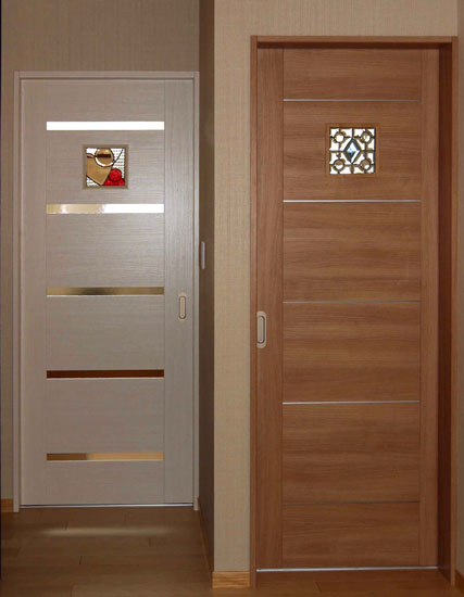 洋室のドアはステンドグラスでオリジナルに