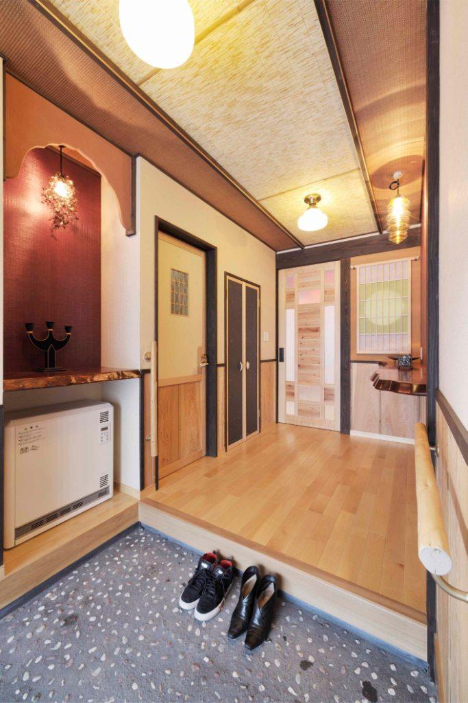 玄関の手作りの建具も細かい部分にこだわりが感じられます