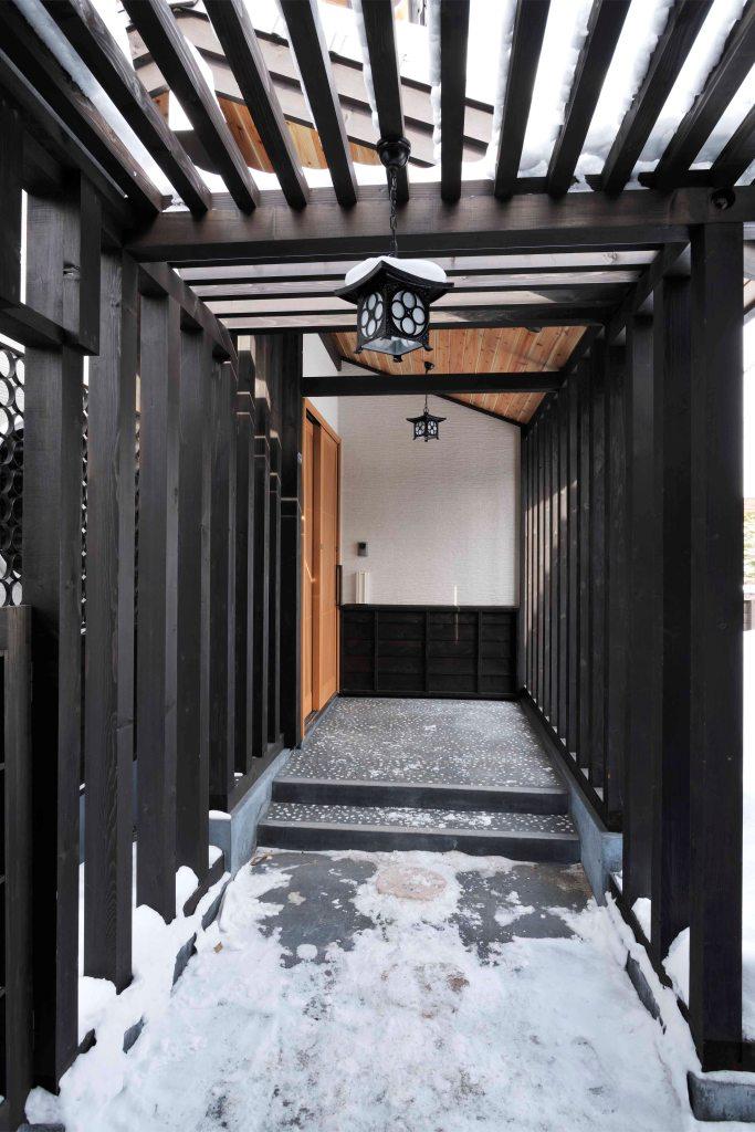 まるで料亭のような、和のテイスト満点の玄関ポーチ