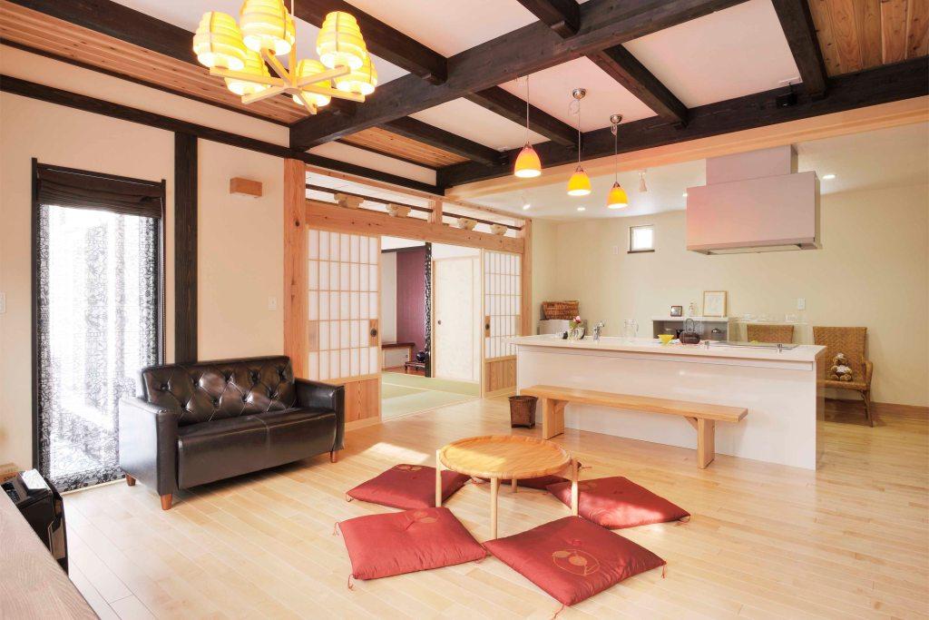 最新式のアイランドキッチンとリビング。照明器具は、キッチンは奥様、リビングはご主人が選んだもの