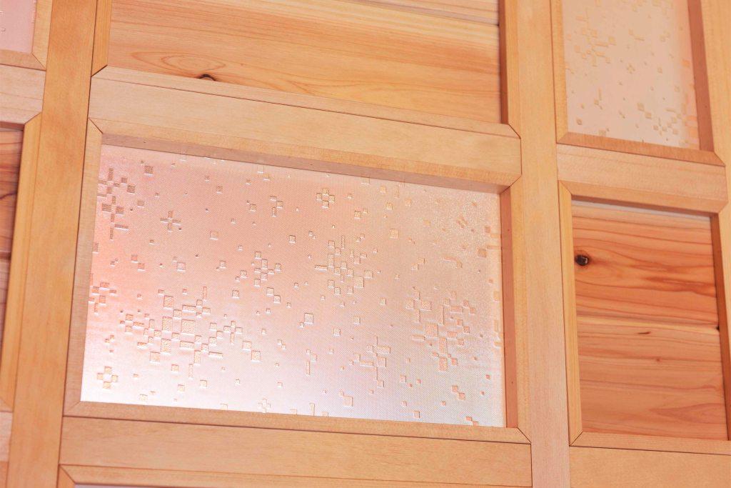 美しい地模様が入ったすりガラス。北一タカハシ建設のストック品から