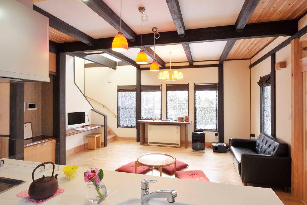 キッチン側から見た和洋折衷のリビング。全体がよく見渡せます