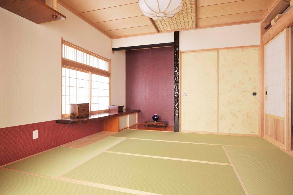 書院造りの和室。床の間の赤は「派手?」と思ったそうですが、出来上がってみるとしっくりきたそう