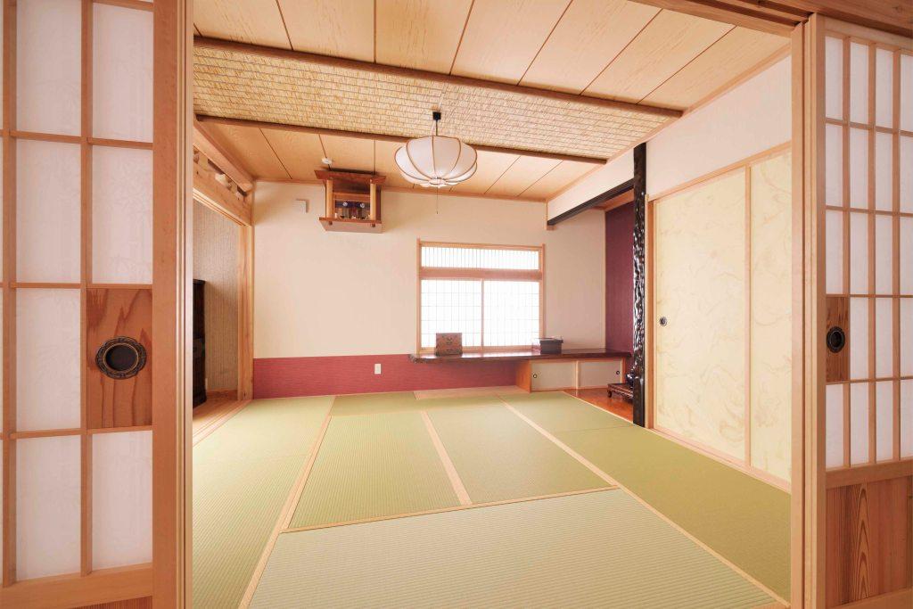 付け書院には雪見障子。全体に日が入って明るい和室です