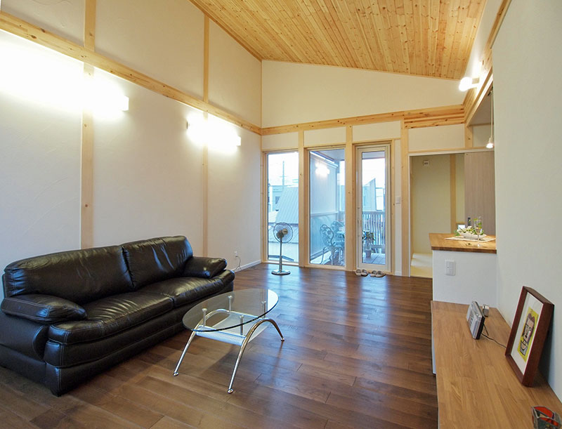 幅広の無垢板を使ったフローリング、天然素材の塗り壁などナチュラルな印象のリビングダイニング