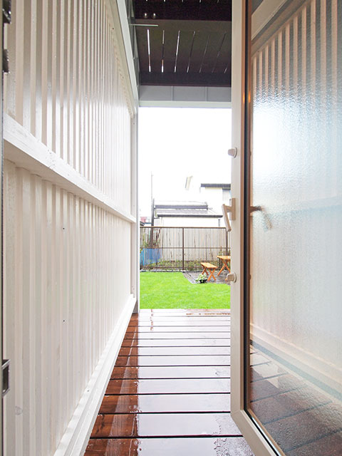 1階にもウッドデッキがあり、広い裏庭に出られる