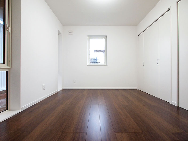 1階の主寝室は明るくシンプルにまとめた