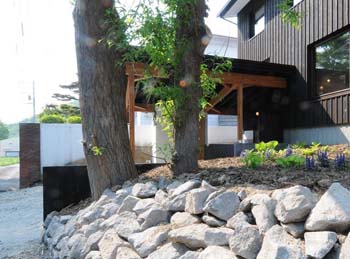 傾斜地に自分らしい家を建てる方法を、SUDOホーム「dandan」で学ぶ