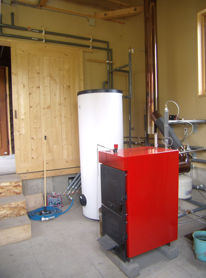 2世帯住宅に設置した薪ボイラーと熱交換貯湯タンク