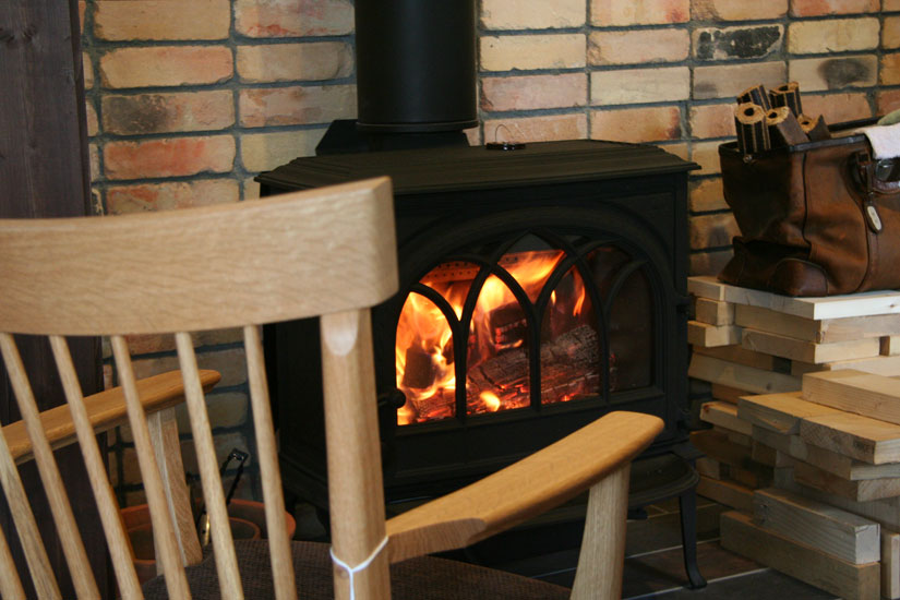 断熱を高めることで薪を朝晩1回ずつくべるだけ。石油や電気に比べれば確かに手間。