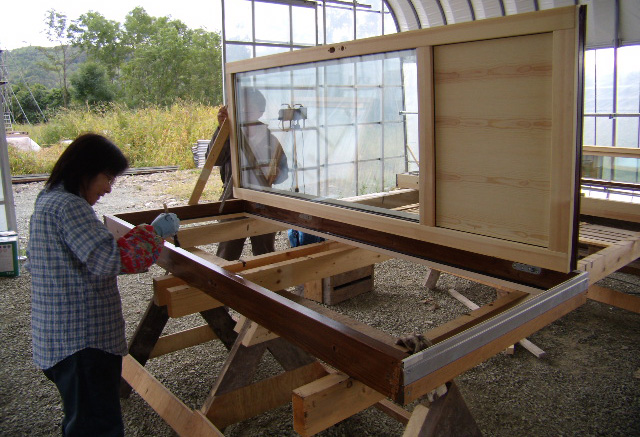 雨をしのげる場所があれば取り付け前でもサッシを塗装できる。たいへんだけどこれも持続可能な維持管理の方法