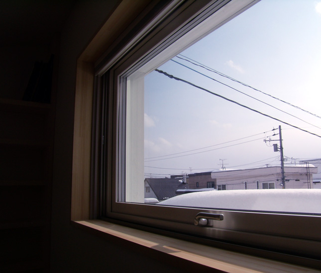 38cm近くにもなる外壁の厚さ。EU最高基準の木製サッシ