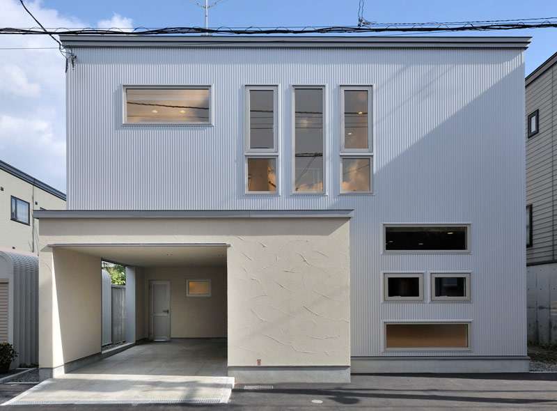 まわりを住宅に囲まれているため、窓を多めにして採光を十分にとっている