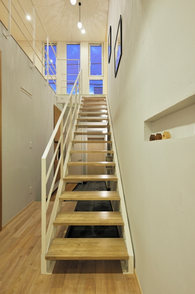 入り口を入ってすぐ吹き抜けと階段があり開放的。2階には高校生の長男の部屋と、寝室がある