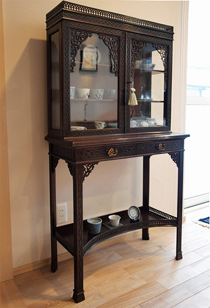 奥様の趣味の古伊万里が、アンティークのキャビネットに並ぶ