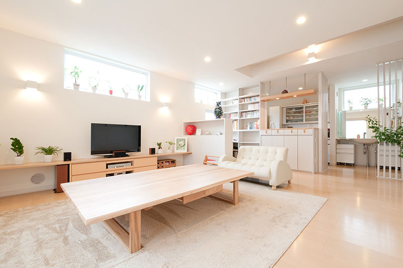 小さめでも明るい光が差し込む窓や造作家具のほか、右側の「魅せる洗面カウンター」なども塚本氏の提案によるもの