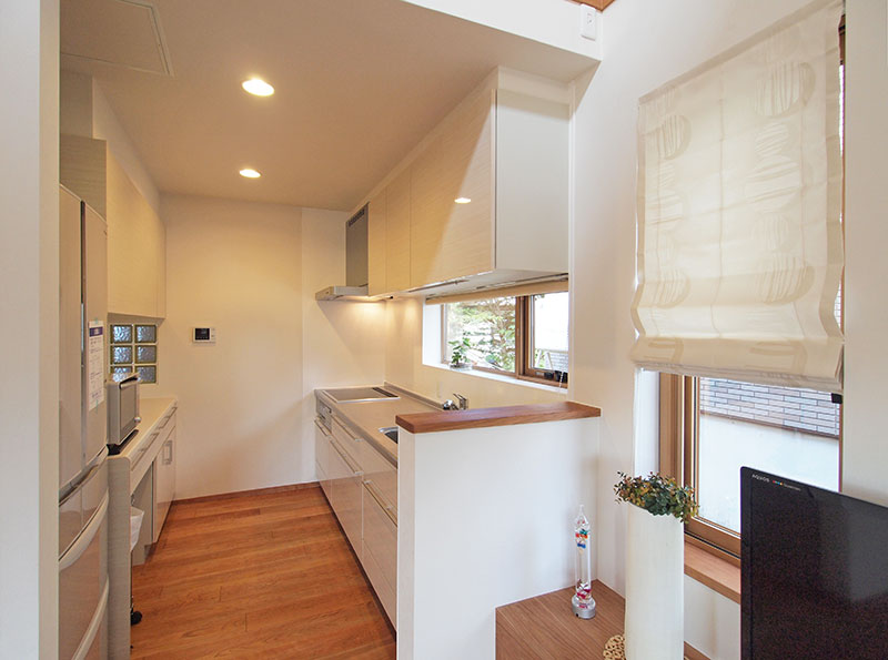 機能的に造られたキッチンは、収納も豊富にある