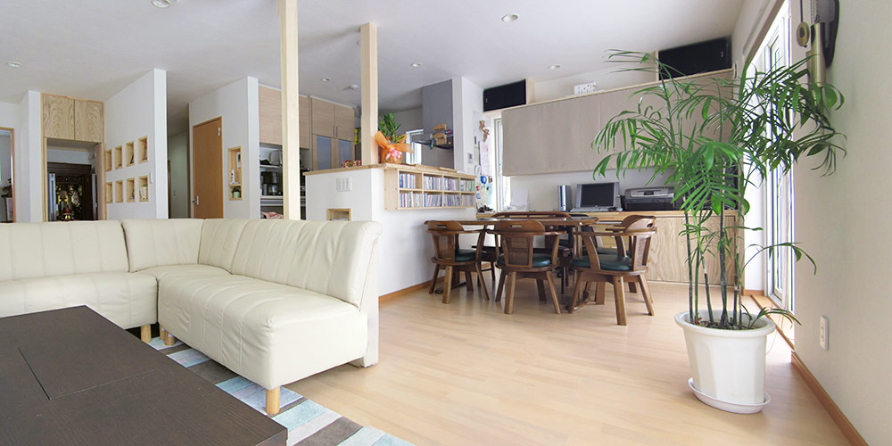 キッチンから目の届く距離にサイドデスクを設置、ここやテーブルで娘さんたちが勉強することも多いとか