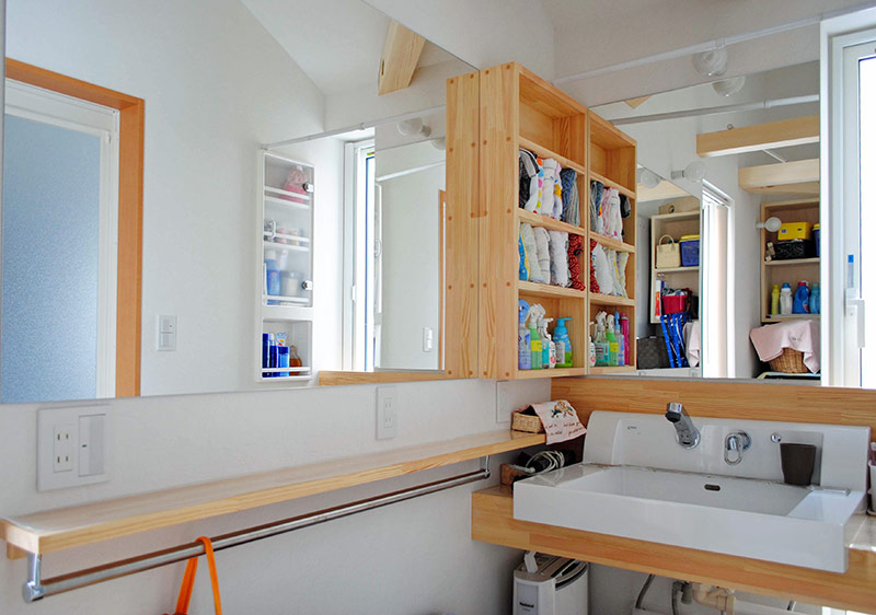 洗面スペースは3人の娘さんのために左側にも大きな鏡とカウンターを設けた