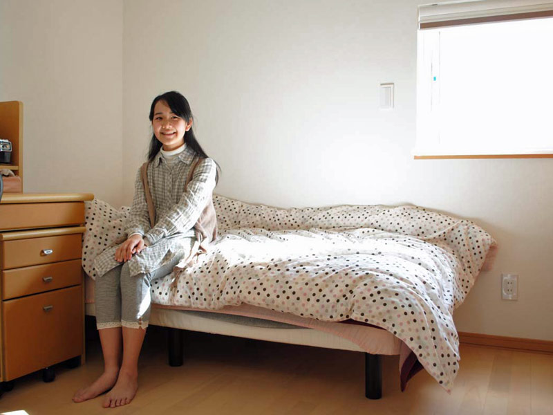 4畳半だが天井が高く狭さを感じさせない。「1人部屋はやっぱりうれしいです」と小6の娘さん