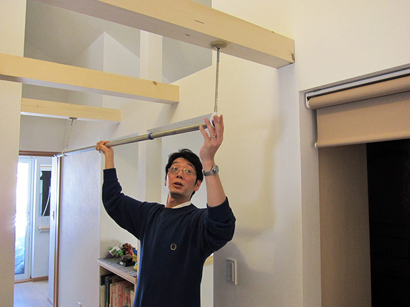 梁には洗濯の際に物干し竿を通す器具が簡単にはめ込めるようになっている