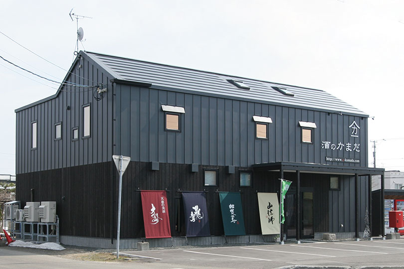 1階は木の羽目板、2階はガルバリウム鋼板で張り分けたスタイリッシュな外観