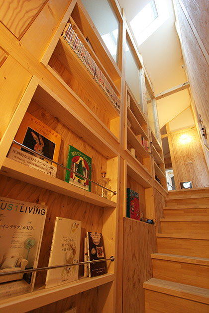 子世帯の階段は、壁をウォールラック風にアレンジ