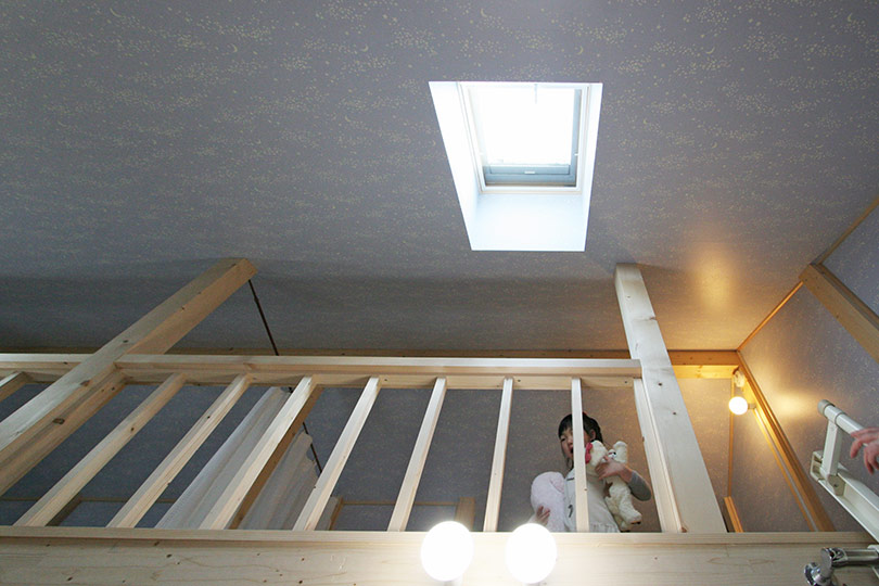娘さんの部屋は、ロフトスペースが自慢。天井は、蓄光塗料で夜になると光る星空となる