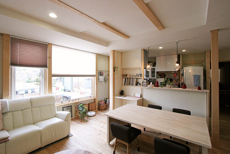 上の写真のカウンターテーブルは、来客時には大きなテーブルに変身する