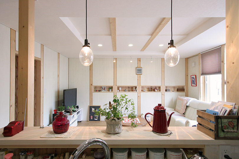 1階キッチンからリビングを見る。明るく落ち着いた空間が広がる