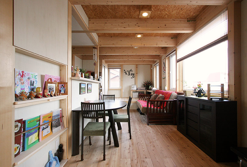 2階にある親世帯のリビング。眺めが良くて明るいから2階を希望したそう