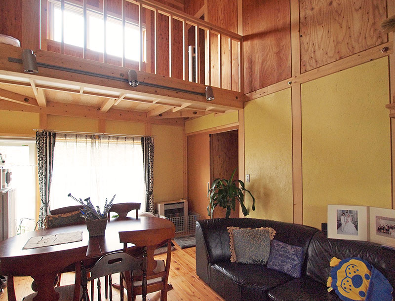 リビングも木のフローリングで南に面した窓からは温かな光が差し込む。農園で採った食材が置かれていることも