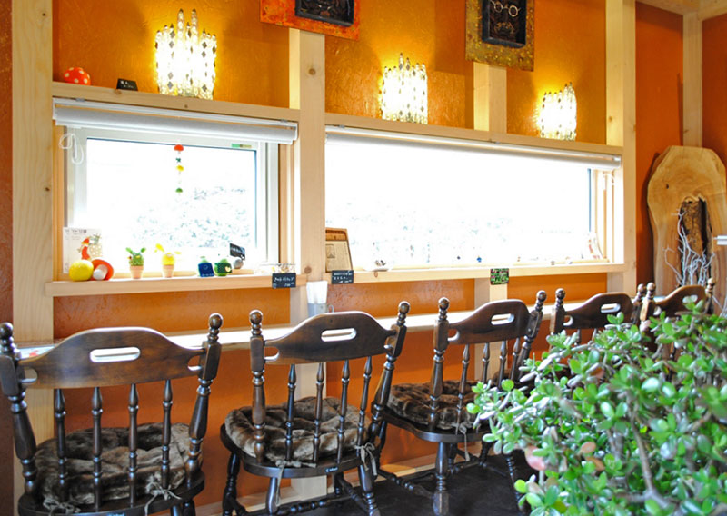 客席カウンターの上には手づくりのランプが置かれている。右側には洋子ママが一目ぼれしたという一枚板がオブジェに