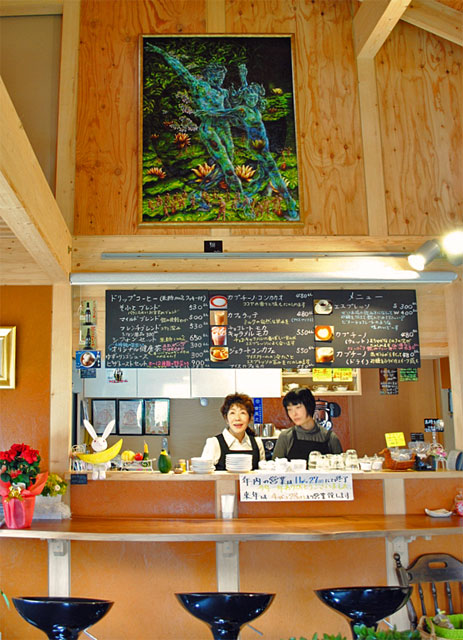 カフェのドアを開ければ黒板に書かれたメニューと笑顔の洋子ママが迎えてくれる。隣は娘の愛さん