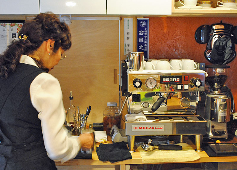 洋子ママの淹れるコーヒーは極上の味わい。限られたスペースにこのマシンを置くためミリ単位で設計を繰り返した