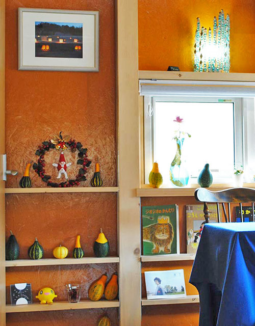 外断熱を採用したことで、室内の柱など木のうつくしさがそのまま現れている。すき間は飾り棚として利用